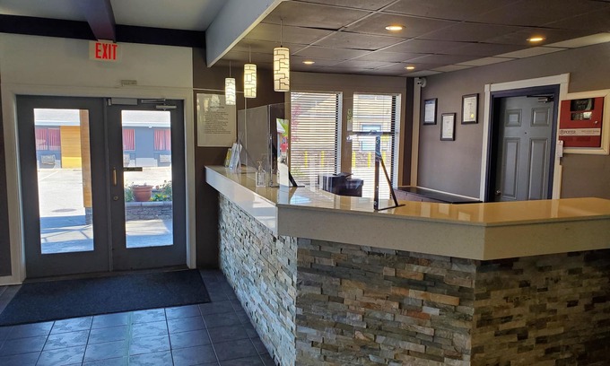 South Clearbrook Hotel | Alpine Inn