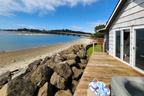 Waldport House | Alsea Bay Cottage with Hot Tub! The Retreat