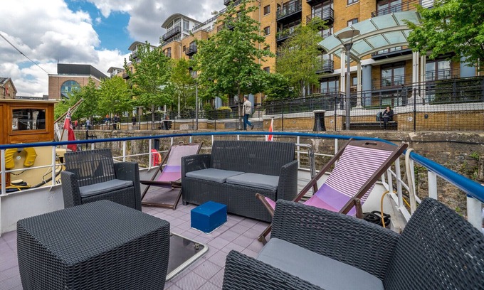 Tower Hill Apartment | ALTIDO Graceful 2-bed Dutch barge near Tower Bridge