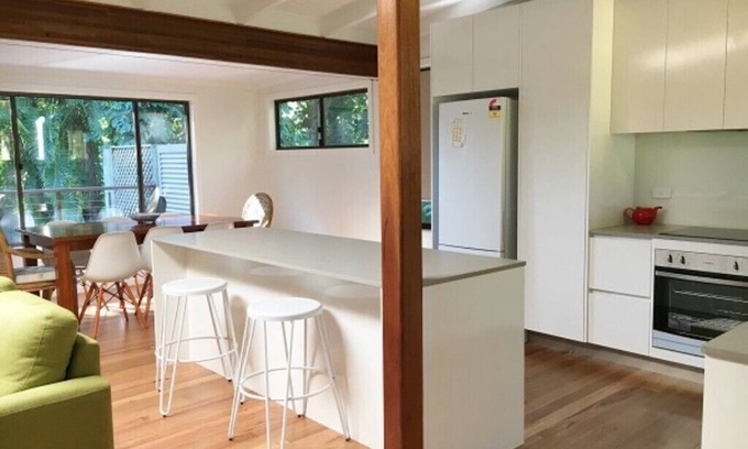 Ocean Shores House | Amaroo means "beautiful place", a cottage in tropical surrounds, close to beach.