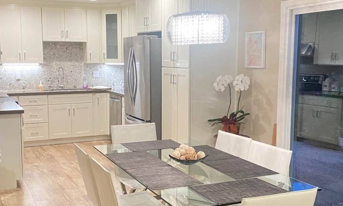 Barbera - Stokes House | Amazing 3B/2B, delightful sun-room/great location!