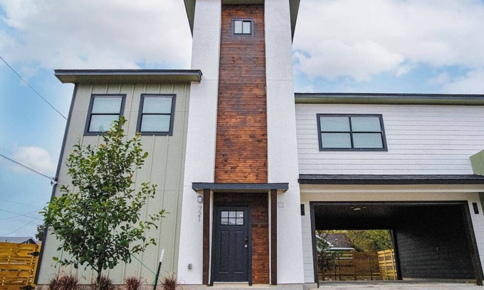 Nevada Street Apartment | Amazing 3BR 2BA Only 5 Mins From Downtown