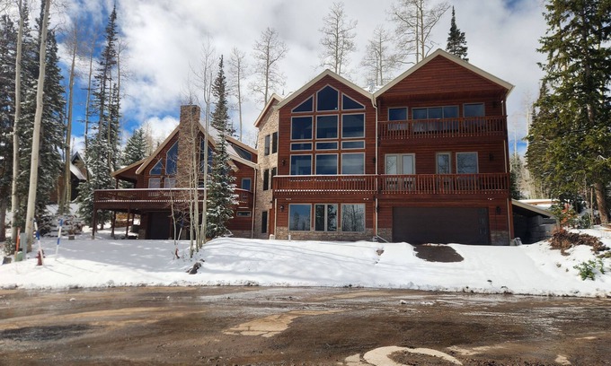 Brian Head Cabin | Amazing 7 Bedroom Ski In/Ski Out Cabin @ Brian Head Resort