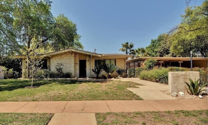 Tarrytown House | Amazing and centrally located summer oasis with a Mid-century modern feel