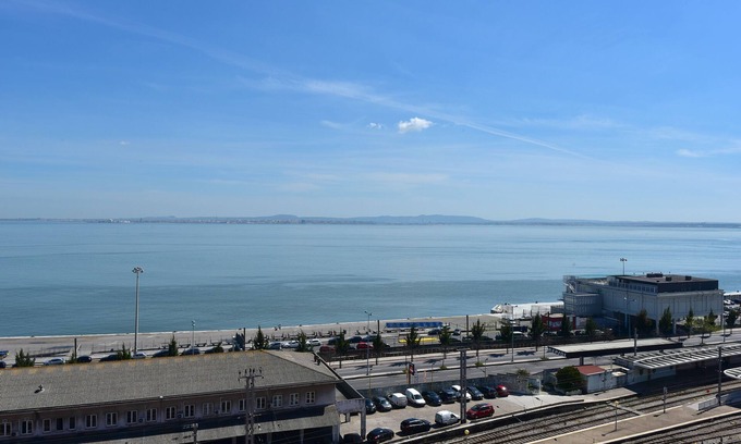 Alfama Apartment | Amazing apartment for groups on the 7th floor with river view