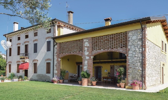 Longare Apartment | Amazing apartment in Longare -VI-