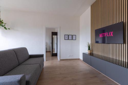 Prato Apartment | Amazing Apt Free Private Parking 18 min by train to Florence