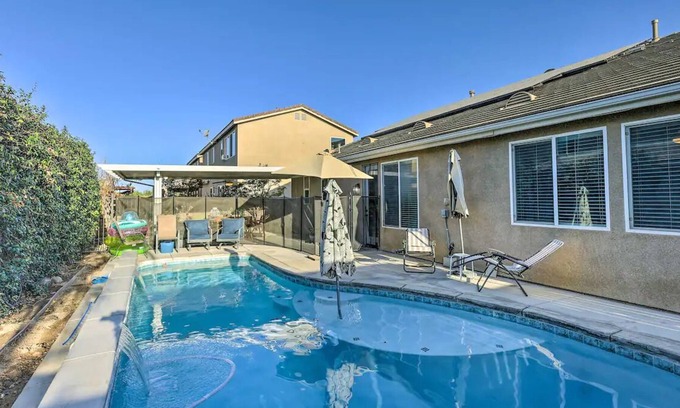Greenacres Apartment | Amazing Bakersfield Home w/ Outdoor Pool