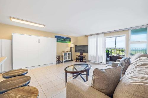 Punaluu House | Amazing Beachfront Condo by Pool