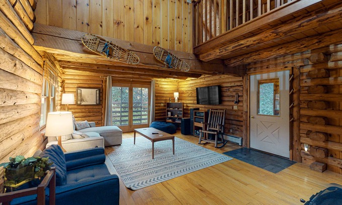 Hartland Cabin | Amazing cabin on 12 acres with AC, jetted tub & woodstove - dog-friendly