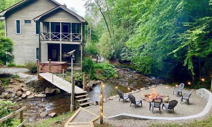 Franklin House | Amazing Creekside Mountain Retreat! Hot Tub, 2 Firepits & Starlink WiFi!