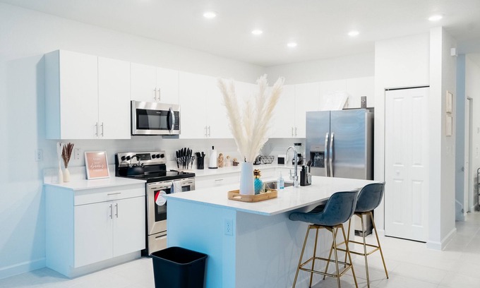 Richmond West House | Amazing Family 🏡 with PRIVATE POOL!