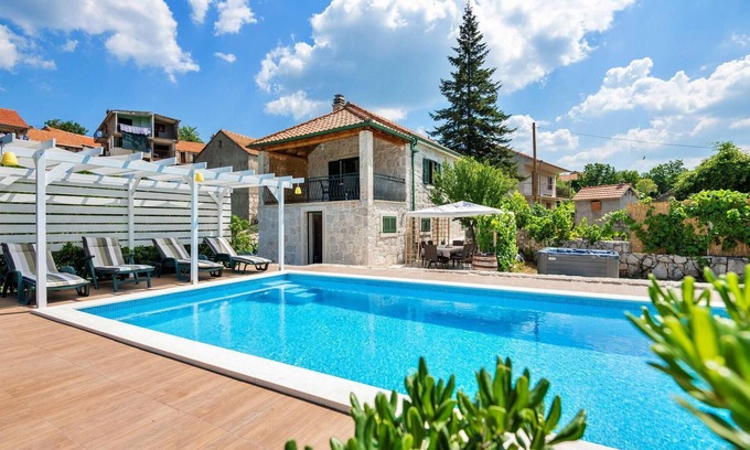 Zagvozd House | Amazing home in Zagvozd with jacuzzi