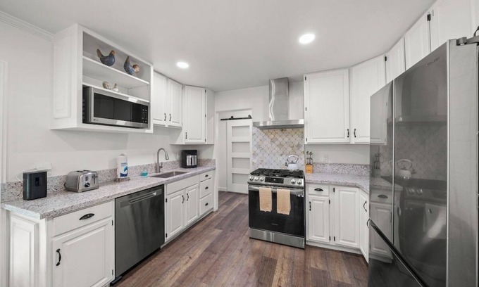 Los Altos House | *Amazing Indoor Fire Place *Cozy Home Long Beach*