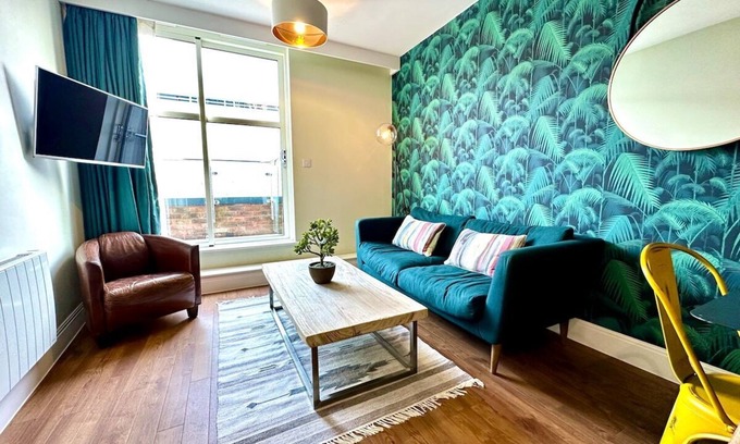 Poole Apartment | Amazing Modern Apartment - Free Secure Parking!
