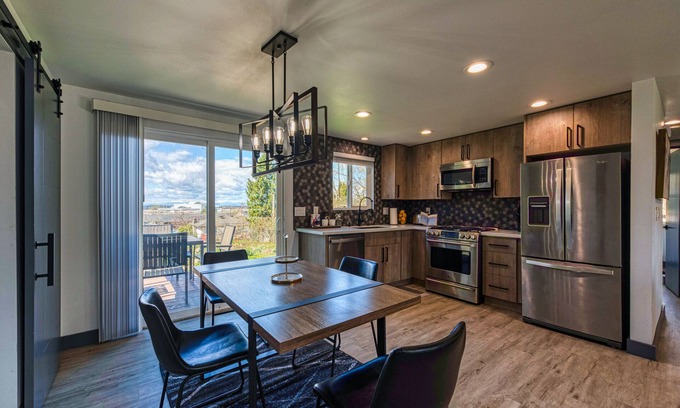 SeaTac House | Amazing Modern Home w/AC ► Mins away from Airport