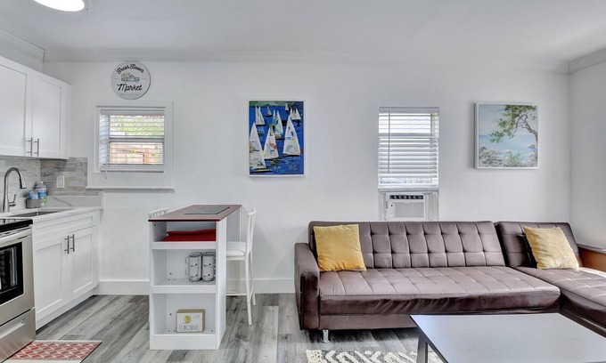 Pineapple Grove Arts District Cottage | AMAZING PRIVATE COSY HOUSE, FENCED YARD, NEW, PETS