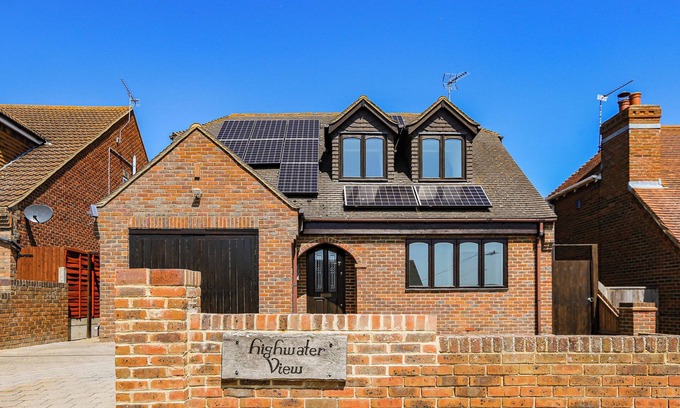 Sheerness House | Amazing Seaside House - Sea Views & Hot Tub - Few minutes walk to sea and beach