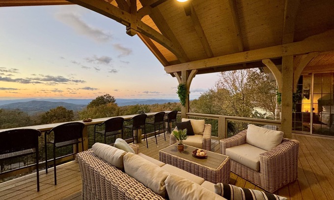 Beech Mountain Cottage | Amazing Sunset View, 1 Mile To Ski, Sauna, Hot Tub, Wi-Fi, Game Room, Bonfire