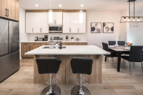 Lynnwood Ridge House | AMAZING Value! Near Downtown, Large 3BR! FREE Banff Pass, Wine, Netflix, Parking! Groups of up to 16 - Ask us!