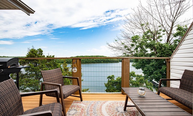 Kaiser Condo | Amazing Views from Balcony, Loft & Gated Pool