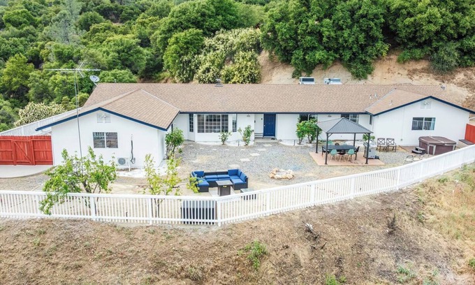 Oakhurst House | Amazing Views Hot Tub/Games/Fire pit 6BR Sleeps 16