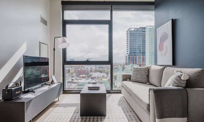 West Loop Apartment | Amazing W Loop 1BR w/Spa, W/D, Gym, Biz Center & A/C, by Blueground