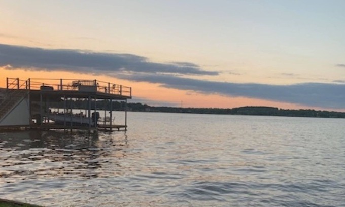 Malakoff House | Amazing waterfront home on Cedar Creek lake!
