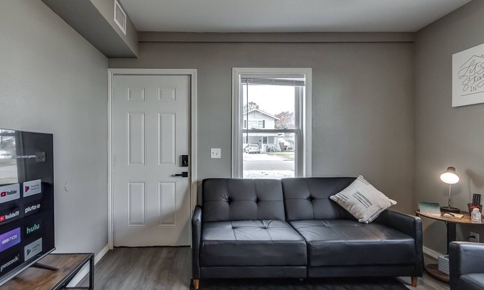 Bartlesville Apartment | Amazingly renovated downtown 1BD 1 BR apt with Washer and dryer!