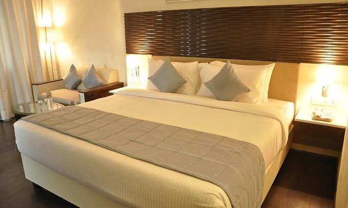 Gandhidham Hotel | Ambar Sarovar Portico