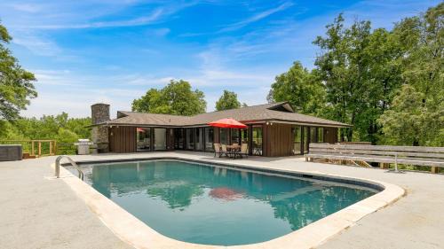 New Market House | Amber Escape by AvantStay 3 Unique Spaces Pool