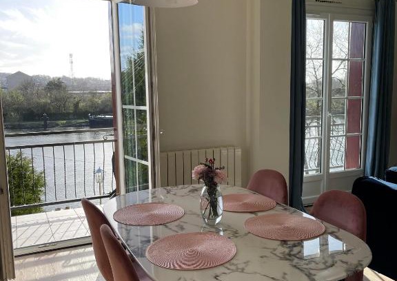 Thomery Apartment | Ambiance Seine, appartement surplombant la Seine -51 M2, Anémone-