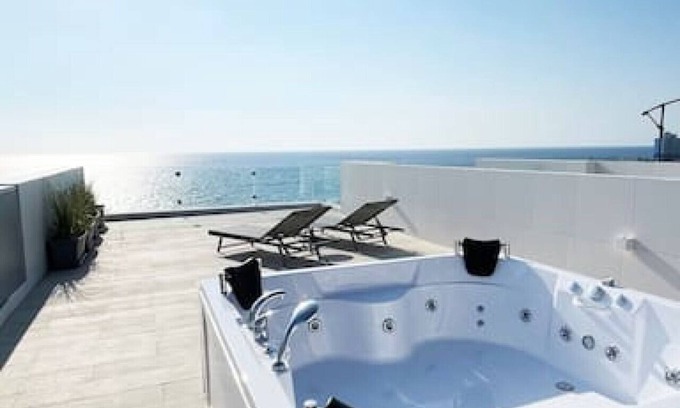 Aamchit Ski Chalet | Amchit Bay Beach Residences 3BR Rooftop w/ Jaccuzi