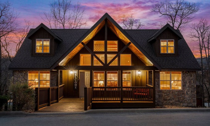Reeds Spring Cabin | America's Cabin! 3 Pools! By Silver Dollar City!
