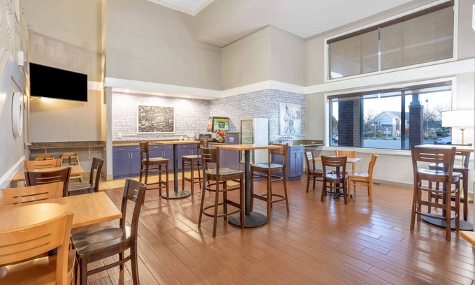 Monona Hotel | AmericInn by Wyndham Madison South