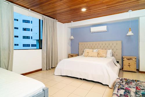 Cartagena House | Amplia habitación con vista al mar y baño privado