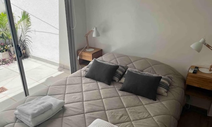 Comuna 15 Apartment | Amplio Estudio en Planta Baja con Seguridad