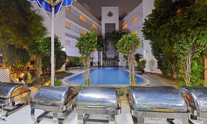 Raja Annamalai Puram Hotel | AMS Raj Palace Sundar