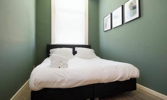 Van Lennepbuurt Apartment | Amsterdam's Oud-West: Trendy Canal Apartments