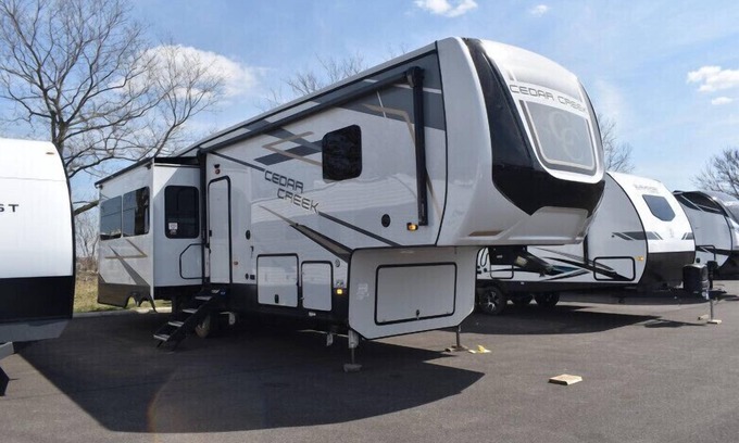 Mayfield Cabin | Amy's little fifth wheels welcome to stay!