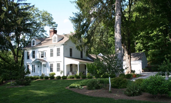 Sharon House | An acclaimed photographer's country home, near private schools!