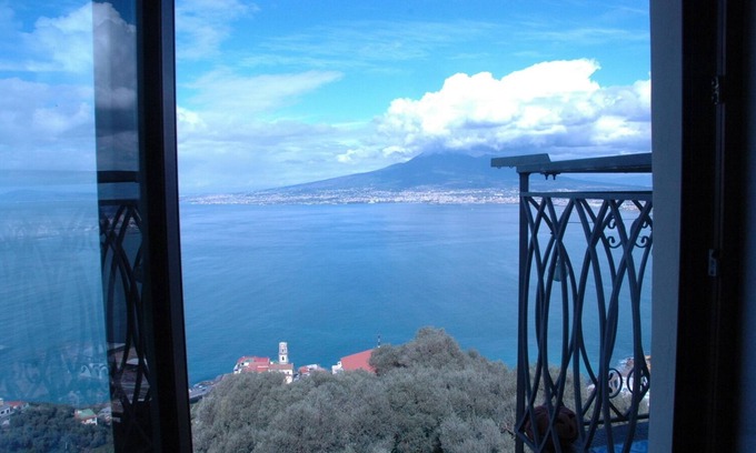 Castellammare di Stabia Apartment | An attic suspended between sky and sea