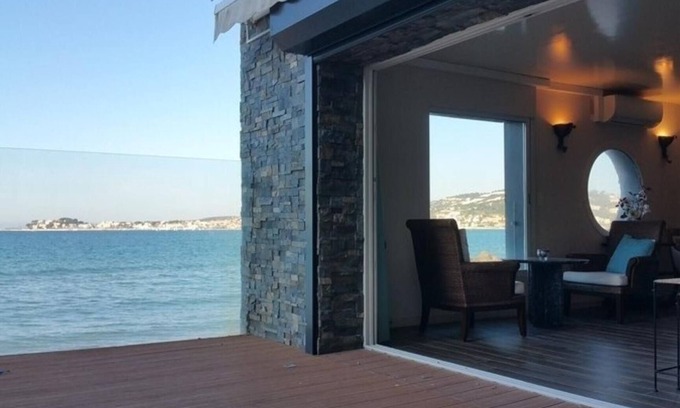 Sanary-sur-Mer Apartment | An exceptional location for this waterfront apartment in Sanary