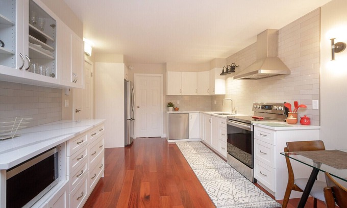 Gordon Head House | An oasis for families & Dog - Affordable Immaculate luxury - Fenced Yard!