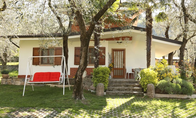 Campagnola House | An oasis of calm and relaxation under the olive trees of Lake Garda.