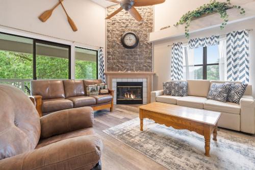 Table Rock House | An Un-Fore-Gettable Time - Shared Pool & Near Lake