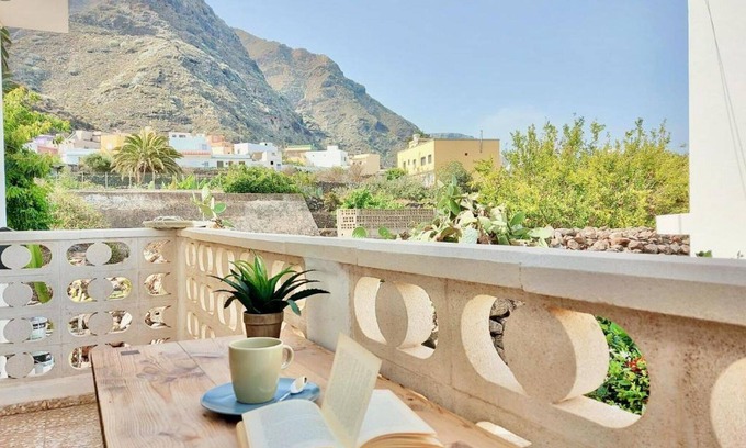 Punta del Hidalgo Apartment | Ana Apartment with Balcony