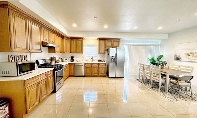 Westminster House | Anaheim convention center, Westminster, Disneyland, little Saigon home sleep 14