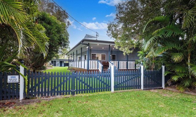 Mid North Coast Waterfront House | Anais Hat Head 5 Bedroom House 10 Guests