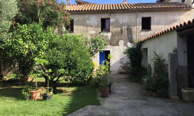 Guspini House | Ancient house with garden - sea, relaxation and vacation/Casa Terra - IUN P7085